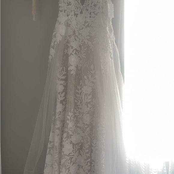 Brand new wedding dress - Picture 5 of 12